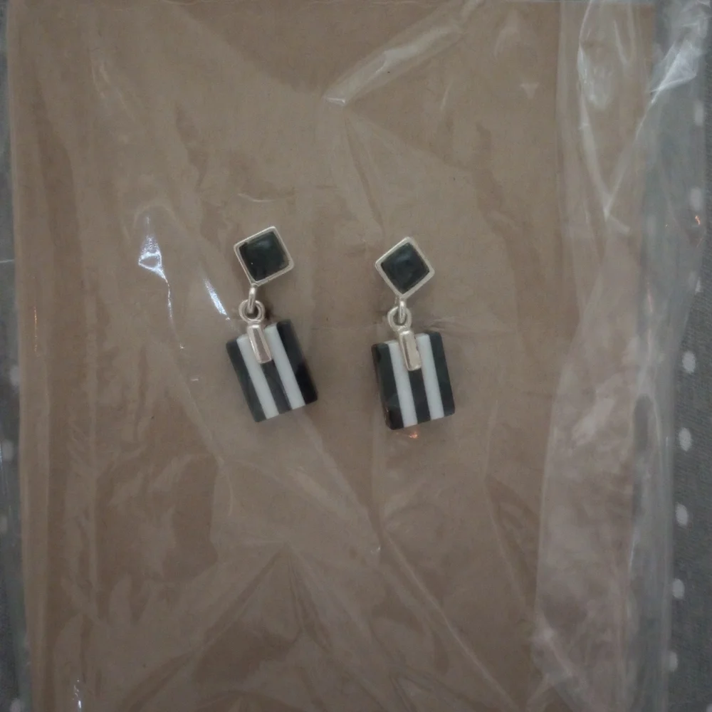 Vintage Black and White Clip-On Earrings - Picture 6 of 6